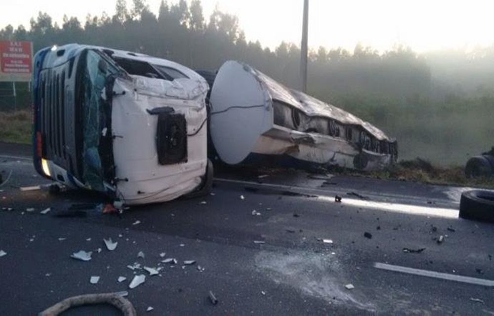 Ir para  <p>Um caminh&atilde;o com 42 mil litros de combust&iacute;vel tombou no km 25 da ERS 122, em Bom Princ&iacute;pio, no Vale do Ca&iacute;, na madrugada deste s&aacute;bado. O condutor foi removido em estado grave para o...
